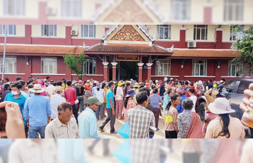 ពលរដ្ឋ​ជាង​៤០០នាក់​តវ៉ា​នៅ​សាលាស្រុក​បទុមសាគរ ទាមទារ​ឱ្យ​ពន្លឿន​ការ​ដោះស្រាយ​រឿង​ដីធ្លី