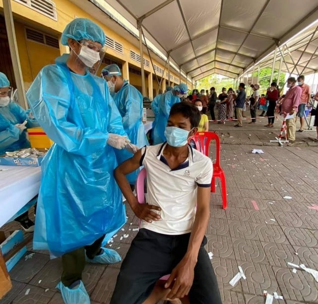 អ្នកចាក់វ៉ាក់សាំងកូវីដ-១៩នៅកម្ពុជា មានជាង២លាននាក់ហើយ