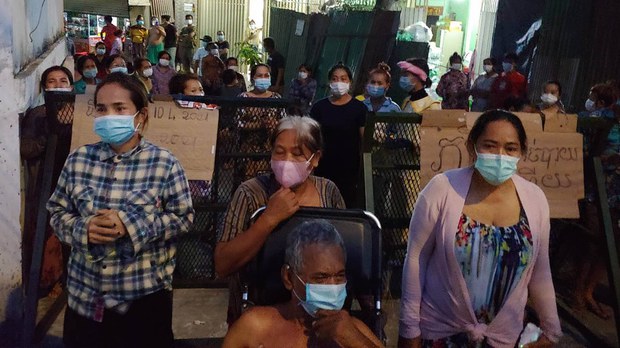 ប្រជាពលរដ្ឋ​នៅ​​ក្នុង​​ទីក្រុង​​ភ្នំពេញ​​ផ្ទុះ​ការ​​តវ៉ា​​ដោយ​​សារ​​គ្មាន​​អាហារ​​សម្រាប់​​បរិភោគ