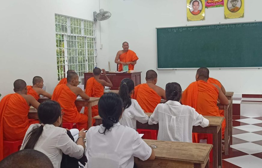 បទយកការណ៍៖ គ្រូបង្រៀនភាសាខ្មែរនៅកម្ពុជាក្រោមថា «ទោះបីបង្រៀនគ្មានប្រាក់ក៏ស្ម័គ្រចិត្តបង្រៀនដើម្បីក្មេងជំនាន់ក្រោយ»