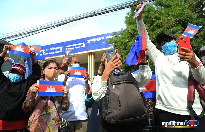ក្រុម​​អ្នក​គាំ​ទ្រ​​ខក​ចិត្ត​​ដែល​​អាជ្ញាធរ​​មិន​​ឱ្យ​​ពួក​​គេ​​ឈរ​​មុខ​​តុលា​ការ​ ពេល​​សវនាការ​​រឿង​​អតីត​មន្ត្រី​​បក្ស​​ប្រឆាំង​