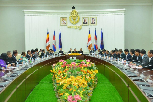 តំណាង​បក្ស​មិន​ជាប់ឆ្នោត នឹងមាន​ឋានៈ​ស្មើ​ទេសរដ្ឋមន្ត្រី​និង​រដ្ឋមន្ត្រី ហើយបានប្រាក់ខែ ពេល​ចូល​ជា​សមាជិក​ក្រុមប្រឹក្សា​ថ្មី​