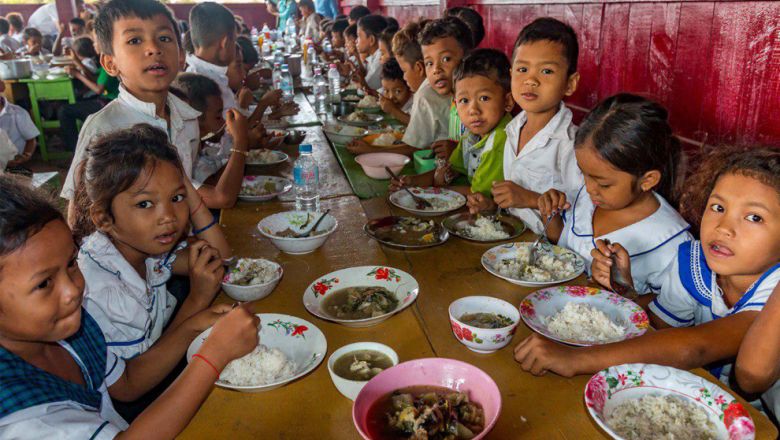 ក្រសួង​អប់រំ និង​ដៃគូ​អភិវឌ្ឍន៍​ បន្ត​ផ្តល់​អាហារ​តាម​សាលារៀន