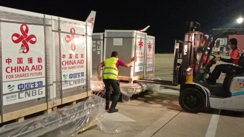 វ៉ាក់សាំង​ការពារ​ជំងឺ​កូវីដ ចំនួន ៤០ ម៉ឺន​ដូស​ទៀត ដែល​ជា​ជំនួយ​របស់​ចិន បាន​ដឹក​មក​ដល់​កម្ពុជា​ហើយ