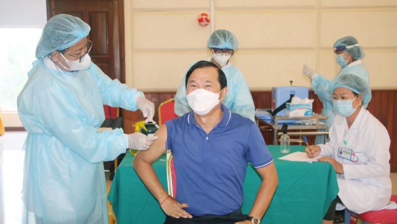 ខេត្ត​ជាប់​ព្រំដែន​ថៃ ចំនួន ៧ កំពុងបើក​យុទ្ធនាការ​ចាក់​វ៉ាក់សាំង​បង្ការ​វីរុស​កូវីដ ១៩ ដូស​ទី៣ បន្ទាប់ពី​វ៉ាក់សាំង​ត្រូវបាន​ដឹក​តាម​ឧទ្ធម្ភាគចក្រ​ទៅដល់