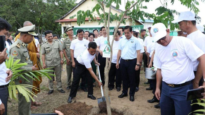 អាជ្ញាធរ​ខេ​ត្ត​​កំ​ព​ង់​ចា​ម​​ ​អំ​ពា​​វ​នា​វ​ឱ្យ​មន្ត្រី​មូ​ល​ដ្ឋា​ន​ ​និង​ប្រ​ជា​ព​ល​រដ្ឋ​ ​ចូល​រួ​ម​ដាំ​ដើម​ឈើ​ ​ដើ​ម្បី​អ​ភិវឌ្ឍ​​ព្រៃឈើ