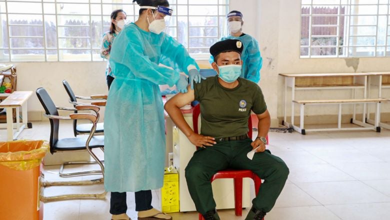 មនុស្ស​ជាង ​១,២ លាន​នាក់ ​ក្នុង​ខេត្ត​ចំនួន ៥ ​នឹង​ត្រូវ​ទទួល​ការចាក់​វ៉ាក់សាំង​កូវីដ ​បន្ទាប់ពី​ភ្នំពេញ​ និង​ខេត្ត​កណ្តាល