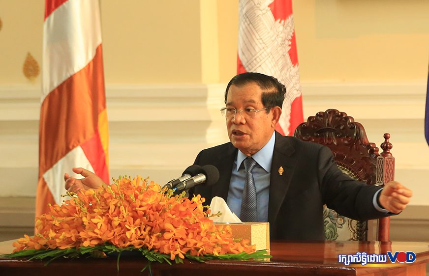 លោក​ ហ៊ុន​ សែន​ ថា​កម្ពុជា​នឹង​ធ្លាក់​ជ្រោះ​មរណៈ​កូវីដ-១៩​ ប្រសិន​បើ​ពលរដ្ឋ​ម្នាក់​ៗ​មិន​នាំ​គ្នា​ចូល​រួម​​