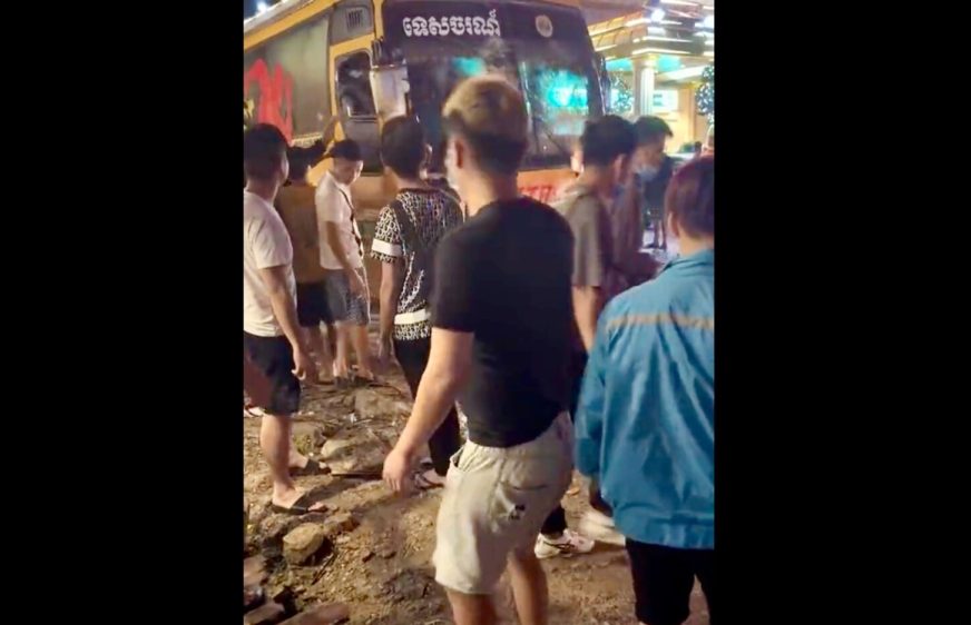 ពលករ​បរទេស​បាន​គប់ដុំថ្ម​ទៅលើ​រថយន្តក្រុង​ក្នុង​ក្រុងបាវិត ខណៈ​អ្នកដំណើរ​ព្យាយាម​សម្រុក​ចេញ​ពី​រថយន្ត