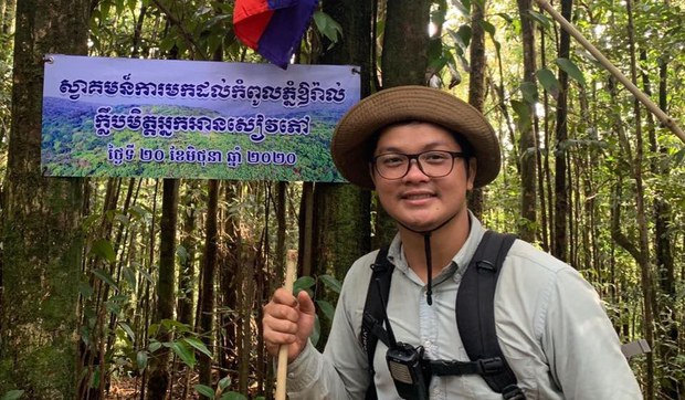 មន្ត្រី​កម្មវិធី​សមាគម​បណ្ដាញ​យុវជន​កម្ពុជា​ចេញ​ផ្សាយ​សៀវភៅ របាយការណ៍​សិទ្ធិ និង​ករណីយកិច្ច​ការ​ពារ​ធនធាន​ធម្មជាតិ​នៅ​កម្ពុជា