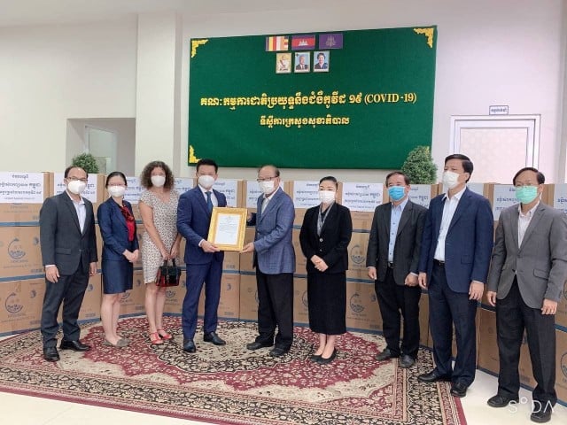 មន្ទីរសំរាកព្យាបាល កម្ពុជា (FCC) ផ្តល់ម៉ាស់១លានជូនគណៈកម្មការជាតិប្រយុទ្ធនឹងកូវីដ-១៩