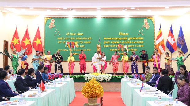  មន្ត្រី​បក្ស​ប្រឆាំង​រិះគន់​ការ​សម្ដែង​របាំ​ជូន​ពរ​វៀតណាម​នៅ​ខេត្ត​ស្វាយរៀង