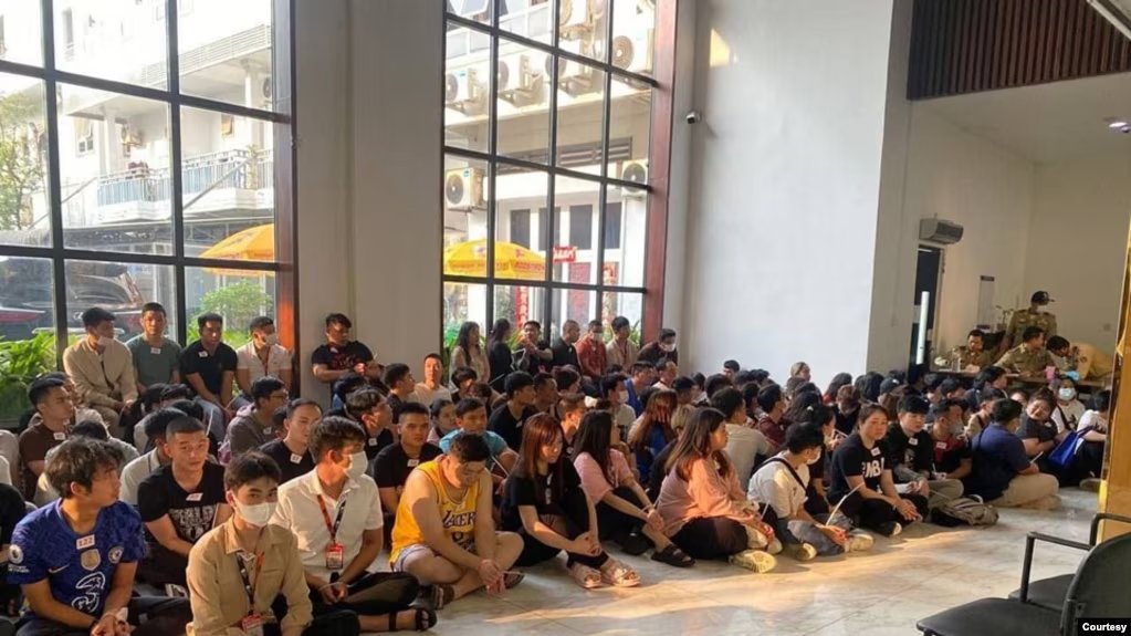 សមត្ថកិច្ច​ឃាត់ខ្លួន​ជន​សង្ស័យ​ឆបោក​តាម​អនឡាញ​​ជិត​៥០០​នាក់​ក្នុង​ខេត្ត​ព្រះសីហនុ 