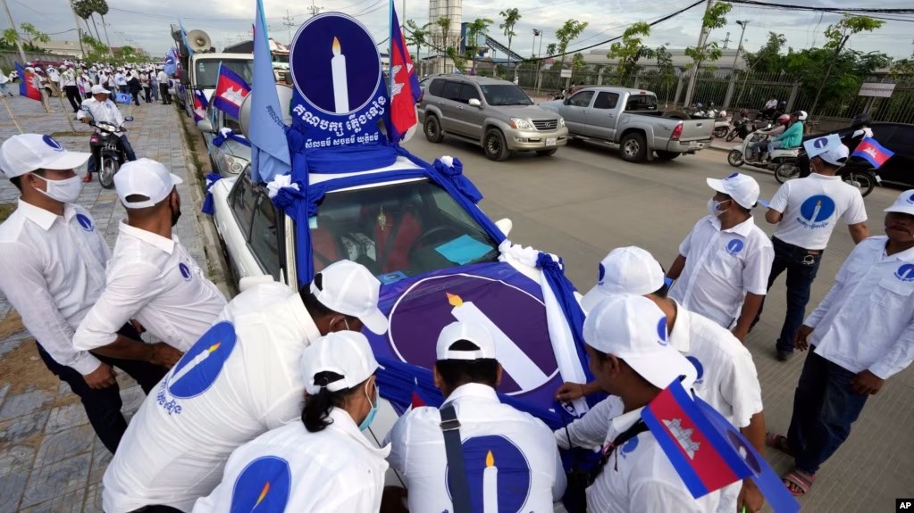 គណបក្ស​ភ្លើង​ទៀន​បន្ត​ស្នើ​សុំ​ឯកសារ​ដើម្បី​អាច​ចូលរួម​ការ​បោះ​ឆ្នោត ខណៈ​រង​ការ​ព្រមាន​រំលាយ​គណបក្ស