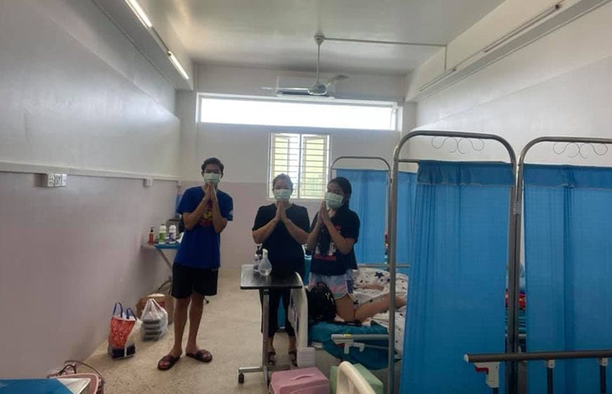 មន្ត្រី​ជំនាញ​បញ្ជូន​អ្នក​ផ្ទុក​កូវីដ-១៩​មួយ​គ្រួសារ​ទៅ​ព្យាបាល​ ក្រោយ​សាច់​ញាតិ​ម្នាក់​​រិះគន់​​​ថា​ទុក​ពួក​គេ​ចោល​