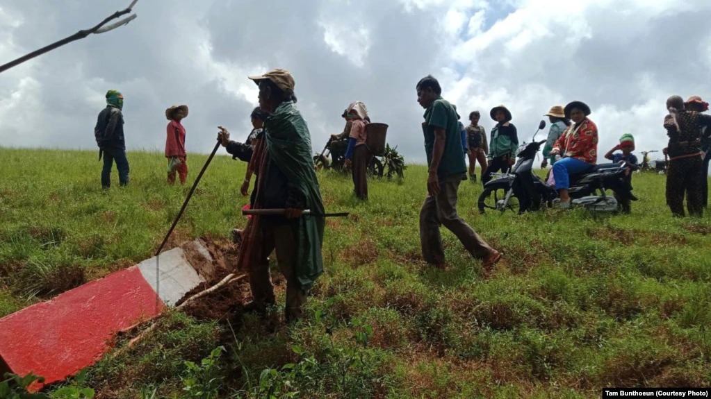 ជនជាតិដើមភាគតិច​នៅ​ខេត្តមណ្ឌល​គិរី​ទទូច​ឱ្យ​អាជ្ញាធរ​ដោះស្រាយ​វិវាទ​ដីធ្លី​ជាមួយ​ឧកញ៉ា​ម្នាក់ 