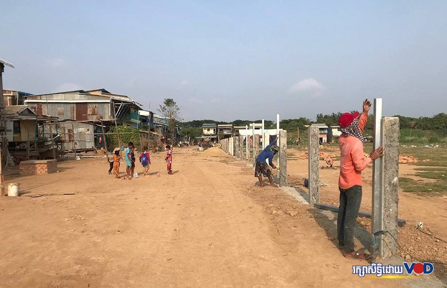 ពលរដ្ឋ​​នៅ​​ខណ្ឌ​​ច្បារ​អំពៅ​ តវ៉ា​​ដក​​បង្គោល​​ដែល​​អាជ្ញាធរ​​បោះ​​លើ​​ដី​​កោះ​​កំពុង​​មាន​​ជម្លោះ