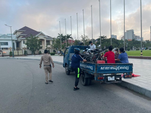 អាជ្ញាធរខណ្ឌដូនពេញ ​ហាមពលរដ្ឋជិះកង់ និងប្រមូលផ្ដុំហាត់ប្រាណលើសួនច្បារសាធារណៈ 