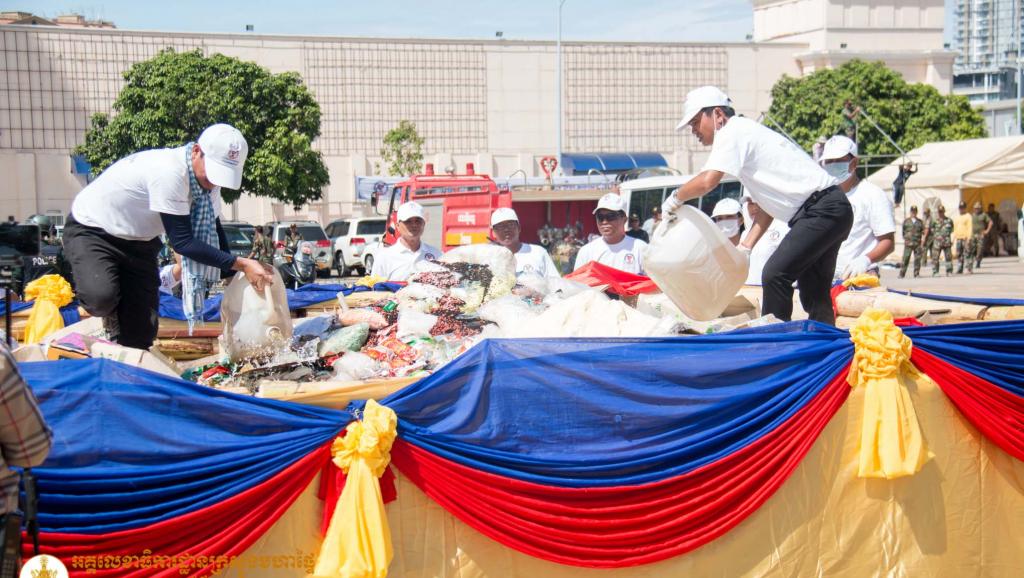 ​កម្ពុជា​ដុត​កម្ទេច​គ្រឿង​ញៀន​ជាង​២តោន ក្នុង​ឱកាស​ទិវា​ប្រឆាំង​គ្រឿង​ញៀន​អន្ដរជាតិ២៦​មិថុនា​