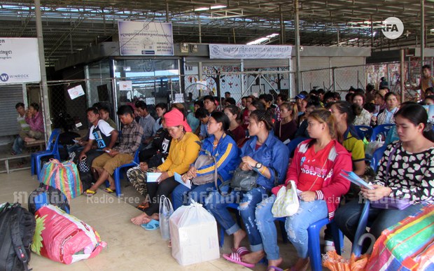 ពលករ​ខ្មែរ​នៅ​ប្រទេស​ថៃ​ត្អូញត្អែរ​ពី​ផល​លំបាក ក្រោយ​អាជ្ញាធរ​ថៃ​រឹត​បន្តឹង