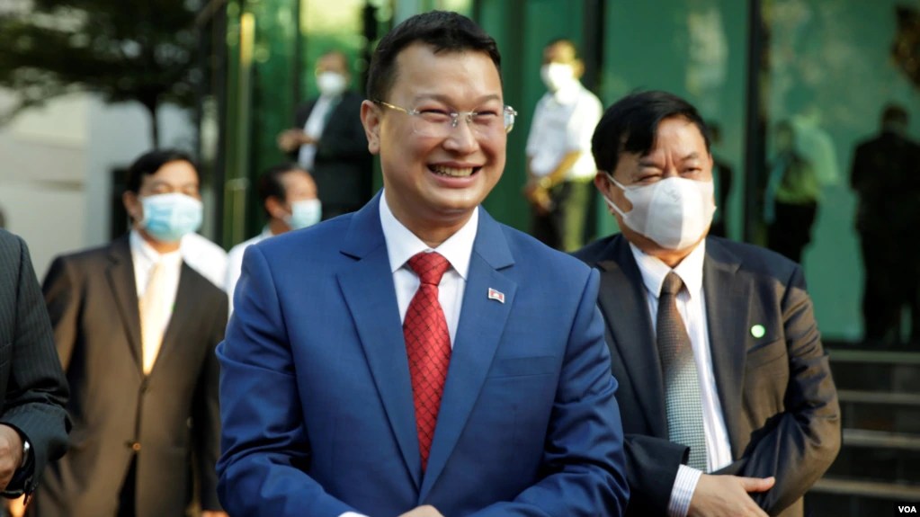 លោក​ ហ៊ុន សែន​ ការពារ​​​​រដ្ឋមន្រ្តី​កសិកម្ម​ថ្មី ​ក្រោយ​មាន​ការ​រិះគន់​ថា ​មិន​មាន​ជំនាញ​កសិកម្ម 