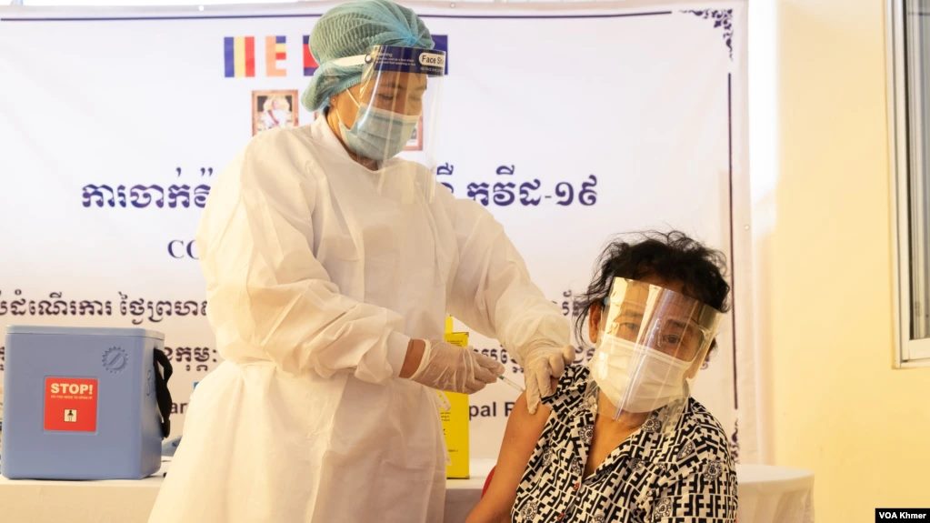 រដ្ឋាភិបាល​កម្ពុជា​ដាក់​​យុទ្ធ​សាស្រ្ត​​​សម្រុក​ចាក់​វ៉ាក់​សាំង​បង្ការ​ជំងឺ​កូវីដ​១៩ ដោយ​​ពឹង​ផ្អែក​លើ​វ៉ាក់សាំង​ចិន