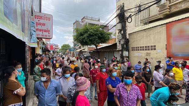 ពលរដ្ឋ​ចំនួន​ ៣០០​គ្រួសារ​ នៅ​តំបន់​ក្រហម​ក្រុង​ភ្នំពេញ​ទទួល​អំណោយ​ពី​ពលរដ្ឋ​ខ្មែរ​នៅ​សហរដ្ឋ​អាមេរិក