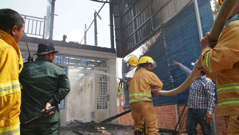 ផ្ទះ​ប្រជាពលរដ្ឋ ១ ខ្នង និង​ឃាំ្លង​ស្តុក​គ្រឿង​បន្លាស់​ទូរស័ព្ទ ត្រូវ​បាន​អគ្គិភ័យ​ឆាបឆេះ​អស់​ទាំង​ស្រុង