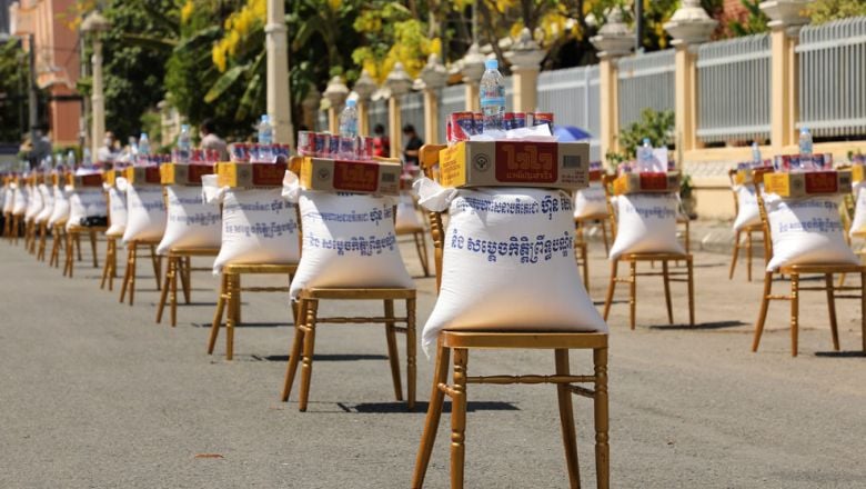 មន្ត្រី៖ មាន​អំណោយ​ជាង ១០ ម៉ឺន​កញ្ចប់​ត្រូវបាន​ចែកជូន​ពលរដ្ឋ​ដែល​កំពុង​ខ្វះខាត​ក្នុងពេល​បិទ​ខ្ទប់​នៅ​រាជធានី​ភ្នំពេញ