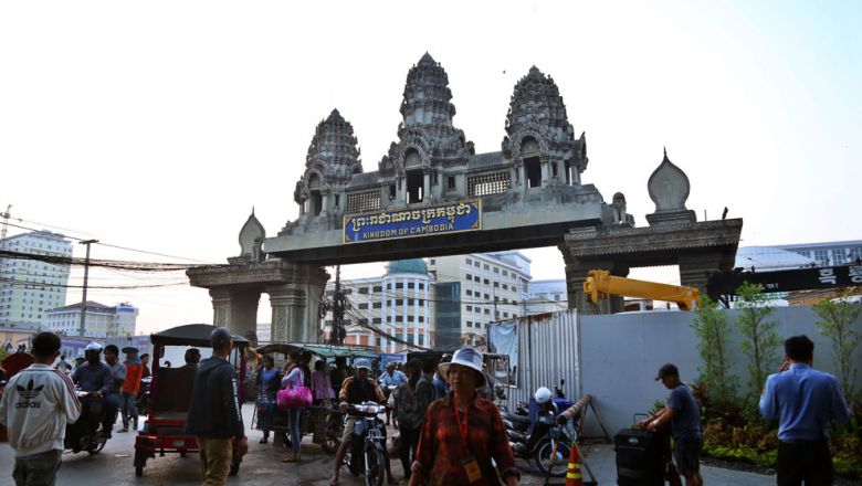 មន្ត្រី​កម្ពុជាជួប​មន្ត្រី​ថៃ​ ដើម្បី​សុំ​បើក​ច្រកទ្វារ​ព្រំដែន​អន្តរជាតិ​​ប៉ោយប៉ែត​ឡើងវិញ