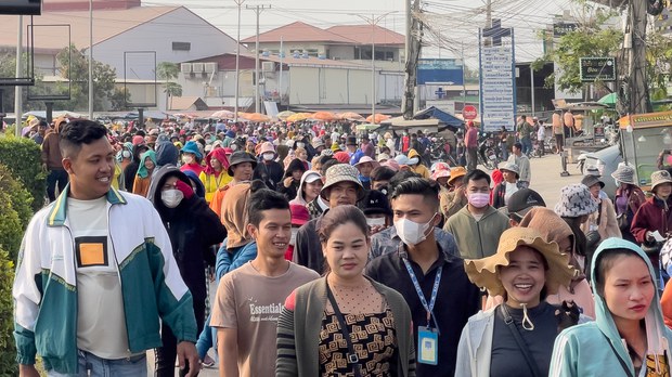 កម្មករ​រោងចក្រ Y&W Garment បន្ត​តវ៉ា​បិទ​ផ្លូវ ក្រោយ​ដំណោះស្រាយ​របស់​ក្រសួង​ការងារ គ្មាន​ភាព​ច្បាស់លាស់