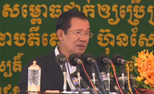 លោក​នាយក​រដ្ឋមន្ត្រី ហ៊ុន សែន កាលពី​ម្សិលមិញ​បាន​ធ្វើការ​វាយប្រហារ​ធ្ងន់ៗ​ទៅ​លើ​ក្រុម​អ្នក​វិភាគ​ដែល​លោក​ហៅ​ថា​ជា​អ្នក​ធ្វើ​អត្ថាធិប្បាយ​បែប​ «​ល្ងង់ខ្លៅ​» ឬ​«​អាល្ងង់​ទូ​» ​ដែល​មិន​យល់​អ្វី​សោះ​អំពី​ប្រសាសន៍​របស់​លោក