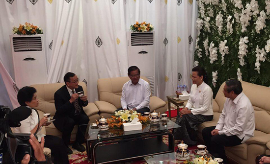 លោក សម រង្ស៊ី និង លោក ស ខេង ជួបសំណេះសំណាលគ្នា នៅក្នុងពិធីបុណ្យ១០០ថ្ងៃ សពលោក ជា ស៊ីម