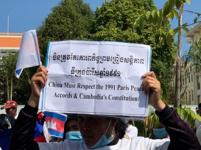 តវ៉ាមុខស្ថានទូតចិន៖ លោក ហូរ វ៉ាន់ និងមនុស្ស៨នាក់ទៀត ត្រូវកាត់ទោសឲ្យជាប់ពន្ធនាគារចាប់ពី១ឆ្នាំទៅ 