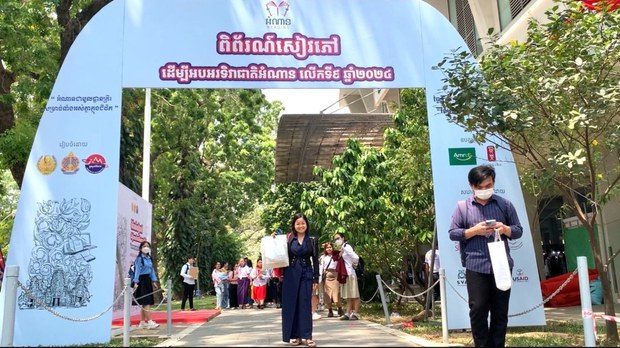 ការ​អាន​សៀវភៅ​ច្រើន​ជំរុញ​ឱ្យ​ពលរដ្ឋ «ចេះ​គិត​ពី​ប្រយោជន៍​ជាតិ និង​ចេះ​ដោះស្រាយ​បញ្ហា​ជីវិត»