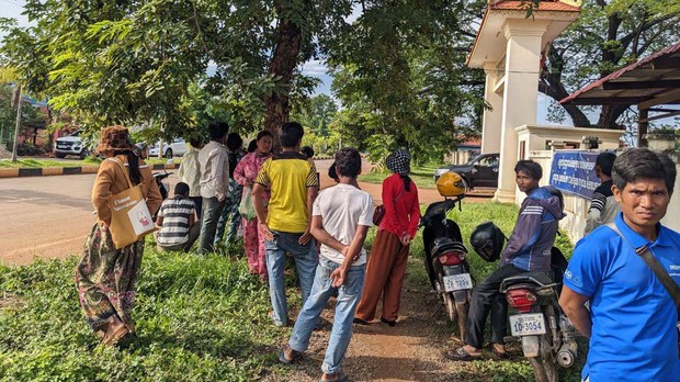  អ្នកភូមិ​ប្រមេរុ​ជា​ច្រើន​នាក់ លើក​គ្នា​ឃ្លាំមើល​ពលរដ្ឋ ៤នាក់ មក​ឆ្លើយ​បំភ្លឺ​នៅ​ស្នងការដ្ឋាន​នគរបាល​ខេត្តព្រះវិហារ
