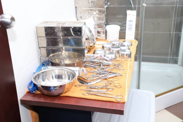 អាជ្ញាធរបង្ក្រាបទីតាំងអាជីវកម្ម «កែភេទពីប្រុសទៅស្រី ពីស្រីទៅប្រុស» ពីរកន្លែងនៅភ្នំពេញ