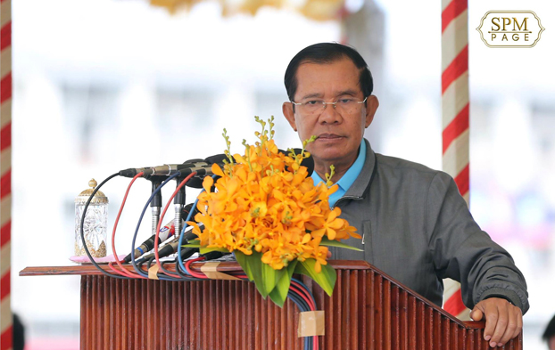 លោក ហ៊ុន សែន ជួប​អ្នក​កាសែត​ខណៈ​តុលាការ​ឃុំ​ខ្លួន​បុគ្គលិក​អាស៊ីសេរី​២​រូប