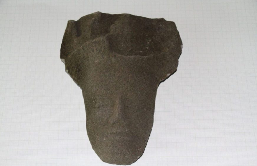 ក្រុមអ្នកជំនាញ​បាន​យក​ផ្ទៃមុខ​អប្សរា​ដែល​របេះជ្រុះ​នៅ​ប្រាសាទ​តាព្រហ្ម ទៅ​បិទ​ភ្ជាប់​ឡើង​វិញ