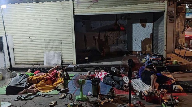 កម្មកររោងចក្រ វ៉ាយ អេន ដាប់បែលយូ ដេកយាមនិងដើរល្បាតការពារទ្រព្យសម្បត្តិរោងចក្រ