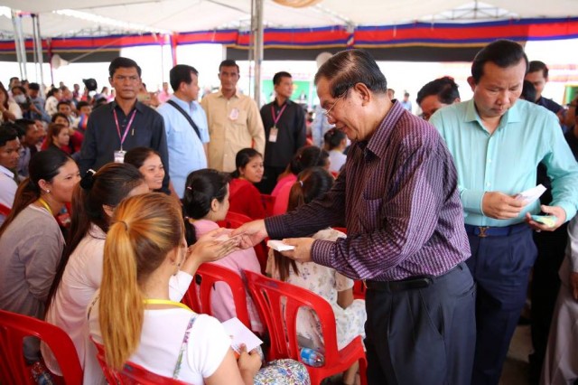 ប្រមុខ​រដ្ឋាភិបាល លោក ហ៊ុន សែន បានប្រកាសថា ចាប់ពី​ខែមករា ឆ្នាំ ២០១៨ តទៅ រដ្ឋាភិបាល​នឹង​ផ្តល់​ថវិកា​ដល់​កម្មការិនី ដែល​សម្រាលកូន ដោយ​ក្នុង​ម្នាក់ ៤០ ម៉ឺន​រៀល