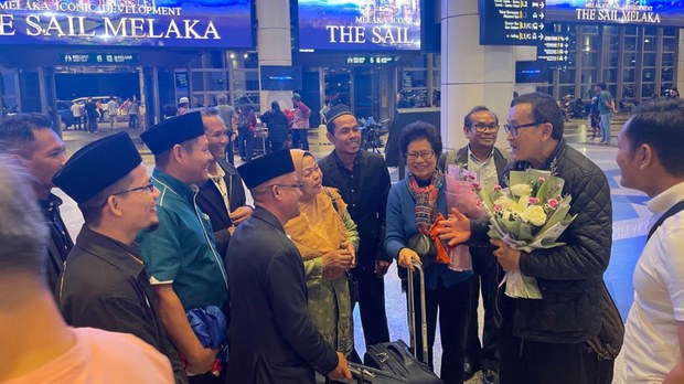 ពលករ​ខ្មែរ​មួយ​ចំនួន​ធ្វើការ​នៅ​ប្រទេស​ថៃ​ប្រកាស​ស្វាគមន៍​អម​ដំណើរ​លោក សម រង្ស៊ី វិល​ចូល​ស្រុក​វិញ