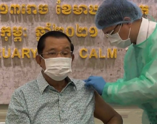 ទូតចិន សាទរសម្ដេច ហ៊ុន សែន ដែលចាក់វ៉ាក់សាំង AstraZeneca ដោយភ្ជាប់ឃ្លាថា «ចាក់វ៉ាក់សាំងមិនបែងចែកជាប្រទេសណា»ឡើយ