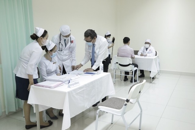 អ្នក​ចាក់​វ៉ាក់សាំង​កូ​វីដ​-១៩ នៅ​កម្ពុជា មាន​ដល់​ជាង​១០​ម៉ឺន​នាក់​ហើយ