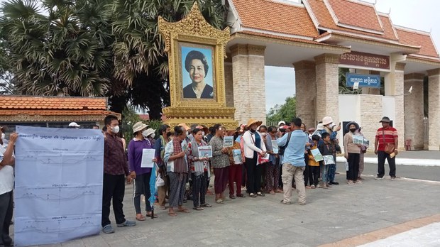  ពលរដ្ឋ​នៅ​​តាខ្មៅ​ជាង​១០០​គ្រួសារ​ស្នើ​ឲ្យ​អភិបាល​ខេត្ត​កណ្ដាល​ដោះស្រាយ​ផល​ប៉ះពាល់​ពី​គម្រោង​ស្ដារ​ប្រឡាយ​៩៦
