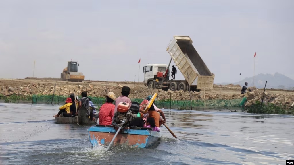 សកម្មជន​ដី​ធ្លី​បឹង​តាមោក​ស្នើ​សុំ​សិទ្ធិ​ជន​ភៀស​ខ្លួន​នៅ​ប្រទេស​ថៃ ​ក្រោយ​រង​ការ​គំរាមកំហែង​ដោយ​អាជ្ញាធរ​នៅ​កម្ពុជា 