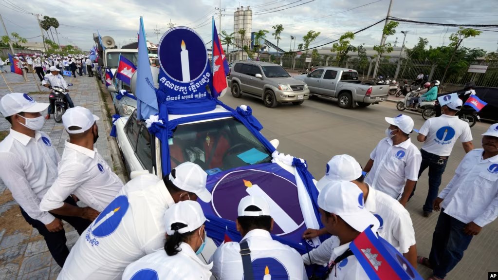 មន្ត្រី​បក្ស​ភ្លើងទៀន​ថា ​​អាជ្ញាធរ​​សួរ​រក​អ្នក​​មិន​ទៅ​បោះ​ឆ្នោត​ និង​​អ្នក​គូស​បំផ្លាញ​​សន្លឹក​ឆ្នោត