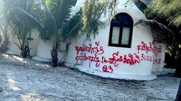 អាជ្ញាធរ​ខេត្តព្រះសីហនុ​បង្ខំ​ឱ្យ​ម្ចាស់​រីសត​នៅកោះរ៉ុង​ជាង​១០នាក់​រុះរើ​ក្រោយ​មាន​ក្រុមហ៊ុន​ផ្សេង​មក​វិនិយោគ