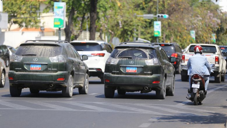 មន្ត្រី​ក្រសួង​ការពារ​ជាតិ​ជំរុញឱ្យ​ម្ចាស់​រថយន្ត​ដែល​ប្រើ​ស្លាក​លេខ ខ.ម គួរ​ប្តូរ​ទៅ​ប្រើ​ស្លាក​លេខ​ធម្មតា​វិញ