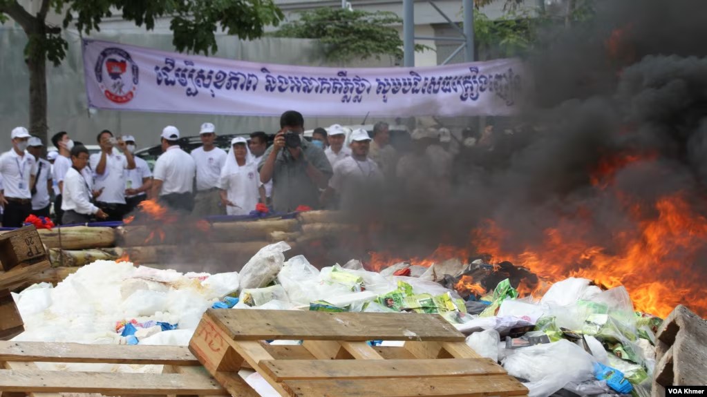 អាជ្ញាធរ​កម្ពុជា​បំផ្លាញ​សារ​ធាតុ​ញៀន​និង​គីមីជាង​ ៣៤០​​​តោន 